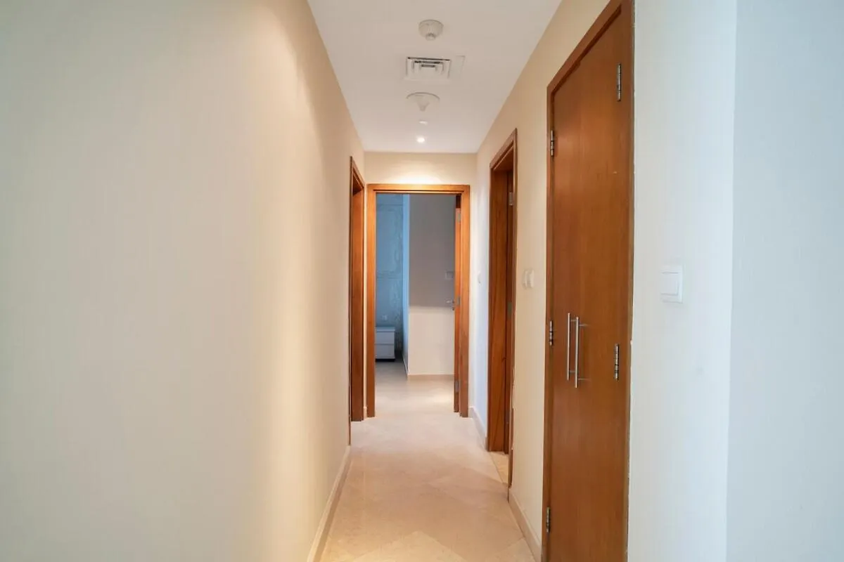 13 -A Luxurious 2-Bedroom Waterfront Retreat - Steps From Dubai Best Attractions - Close To Jbr & Marina Walk- Free Parking
