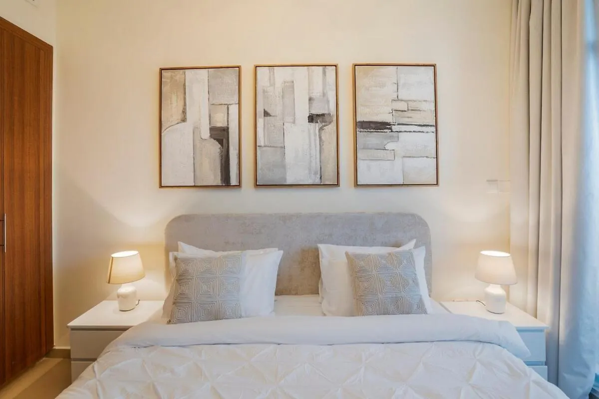 13 -A Luxurious 2-Bedroom Waterfront Retreat - Steps From Dubai Best Attractions - Close To Jbr & Marina Walk- Free Parking Apartment