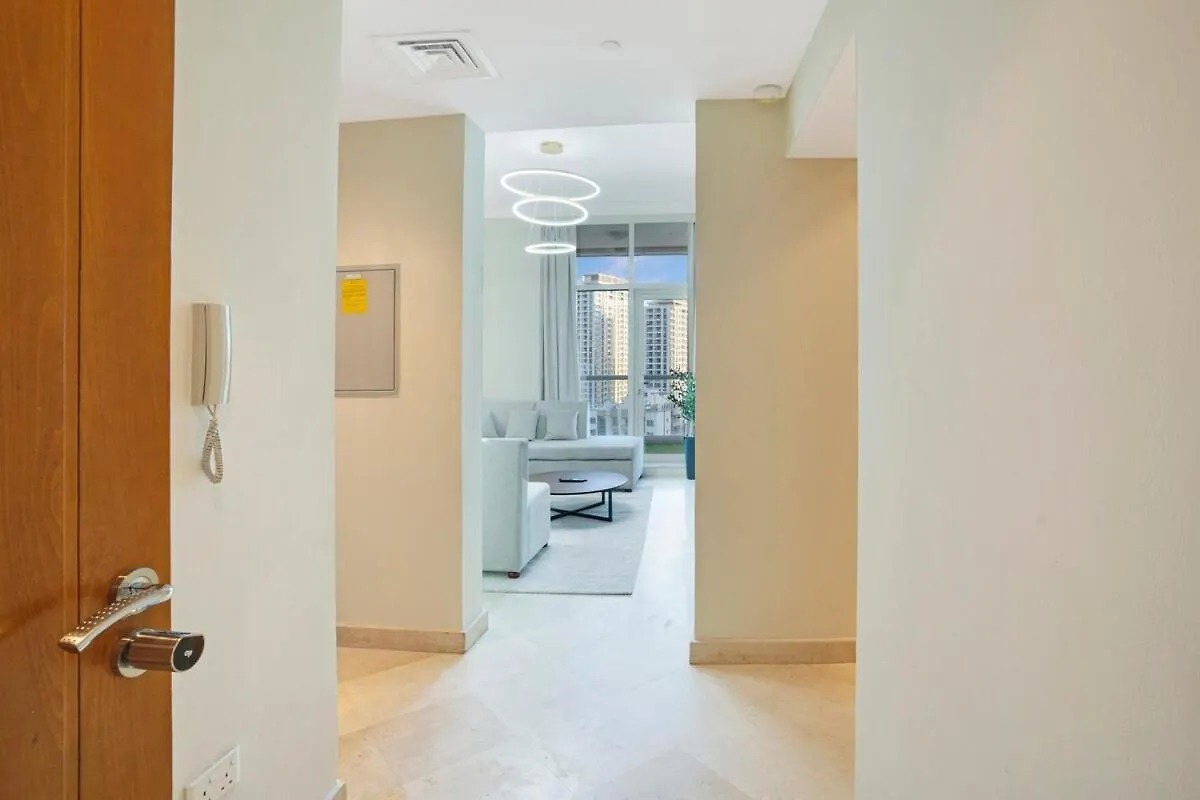 13 -A Luxurious 2-Bedroom Waterfront Retreat - Steps From Dubai Best Attractions - Close To Jbr & Marina Walk- Free Parking Apartment